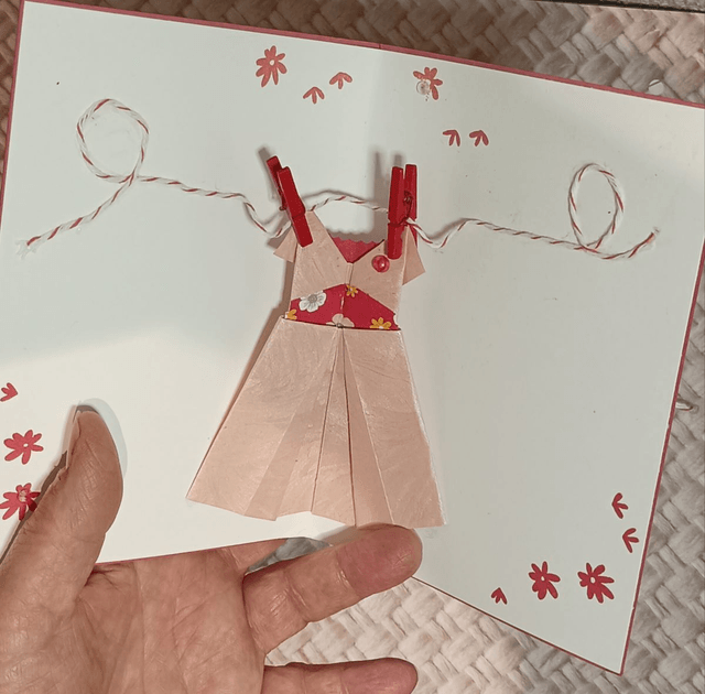 Carte robe origami pop up.